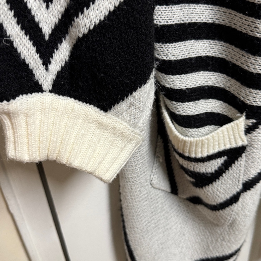 Boohoo Monochrome Black and White Geometric Cardigan - Picture 2 of 4